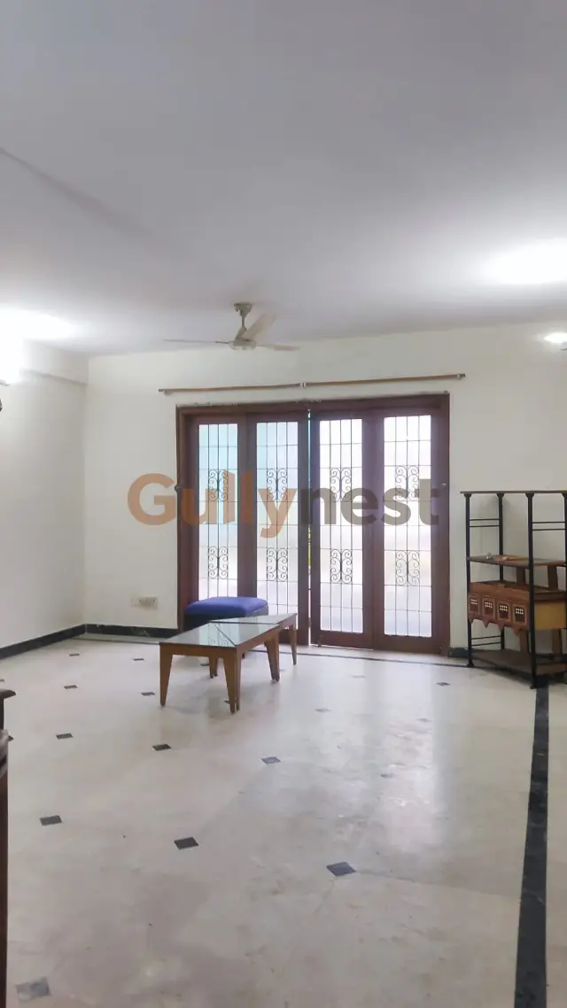 3 BHK Semi furnished Flat in Benson Town